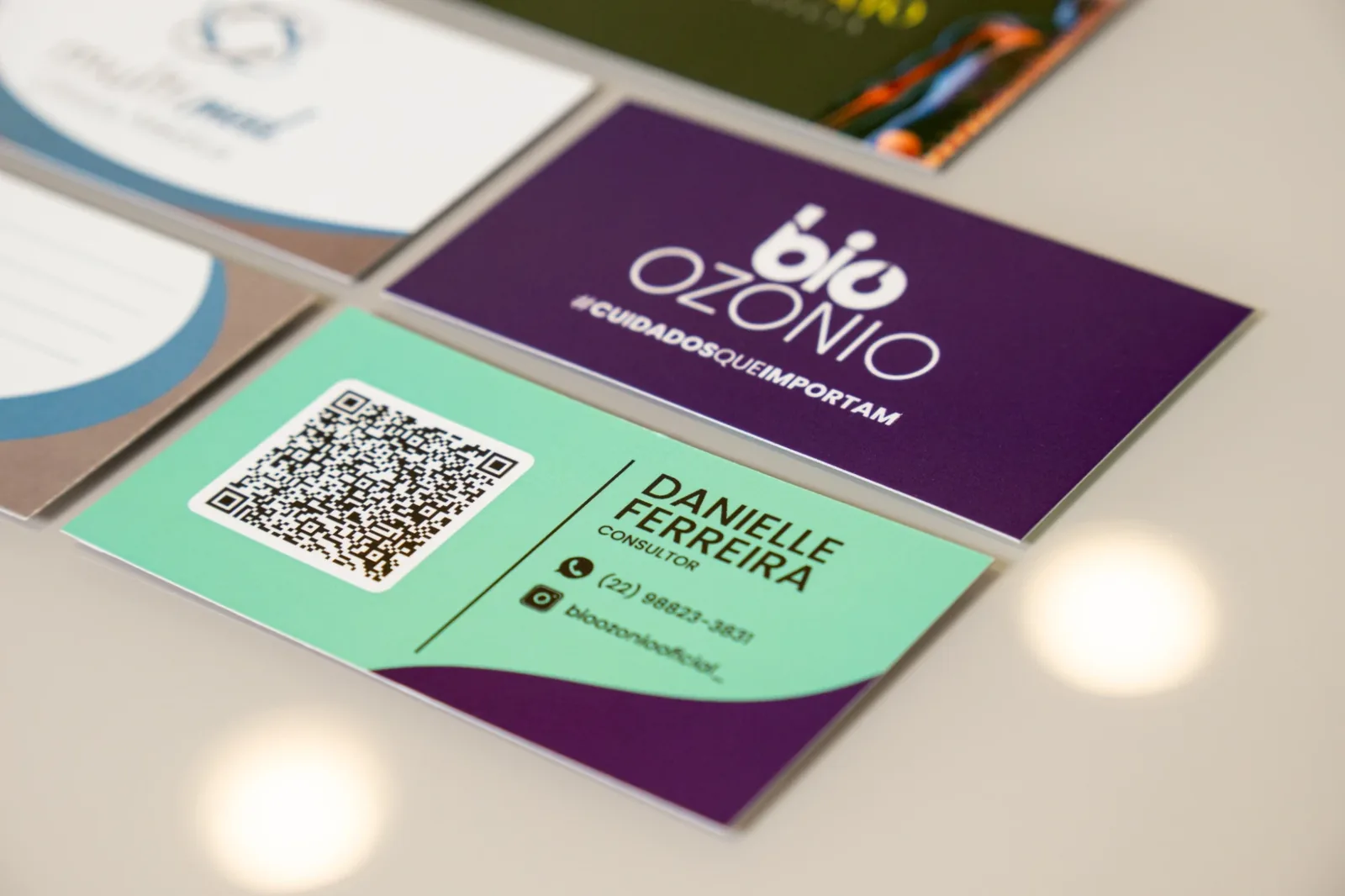 Cartões de visita personalizados Bio Ozônio em roxo e verde com QR code