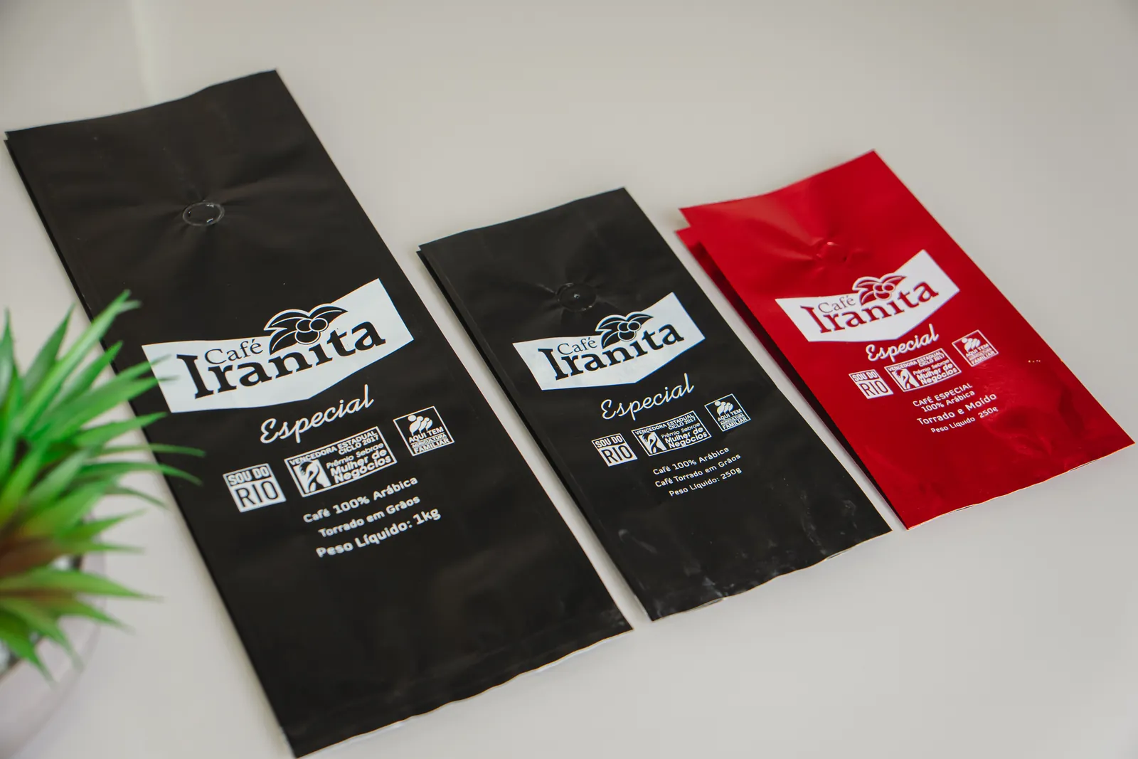 Embalagens personalizadas para café Iranita em preto e vermelho
