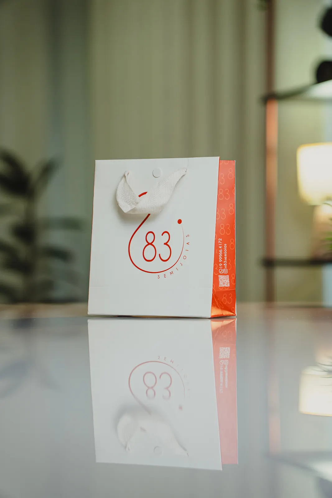 Sacola de papel branca personalizada 83 com detalhe laranja