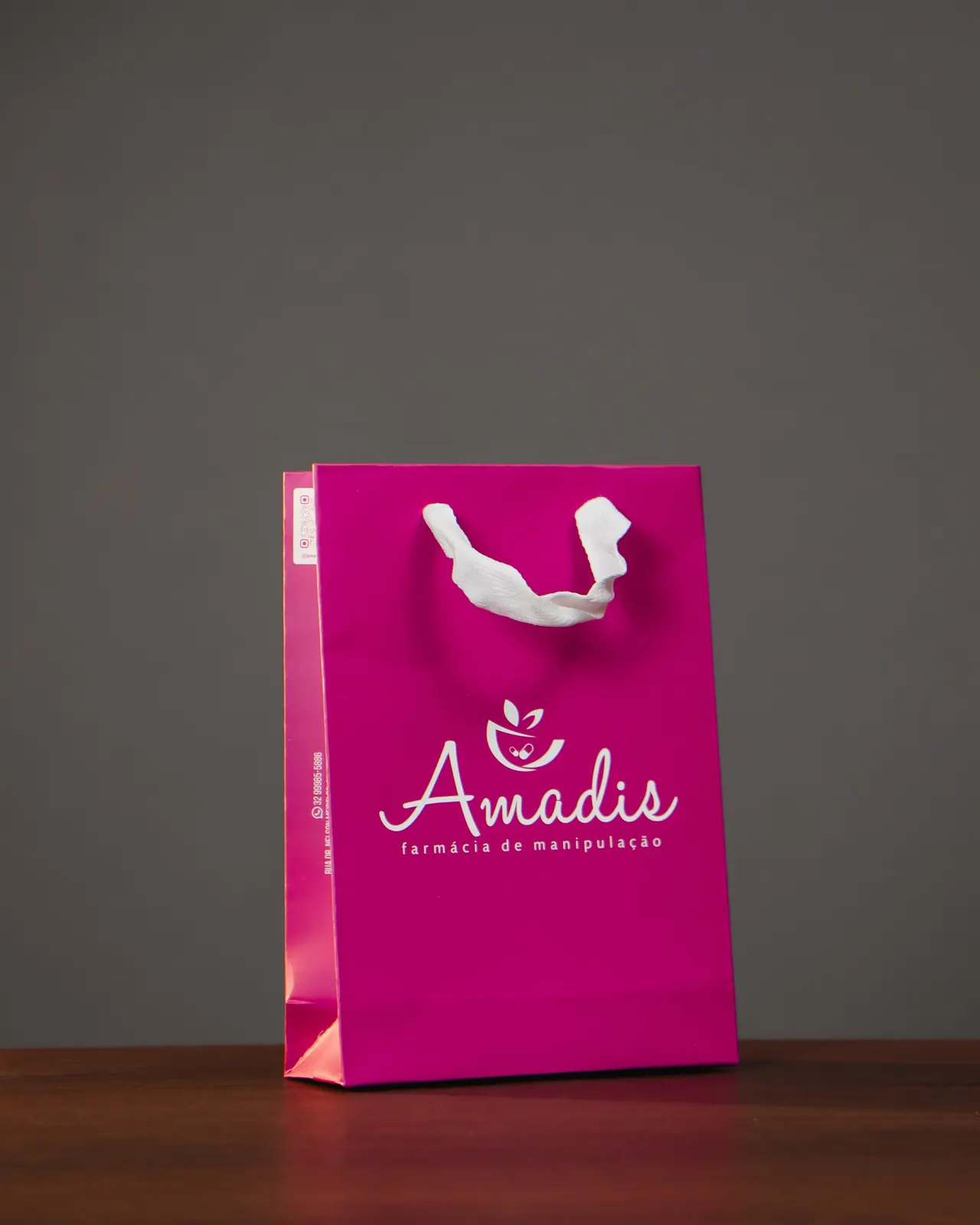 Sacola de papel pink personalizada Amadis Farmácia de Manipulação