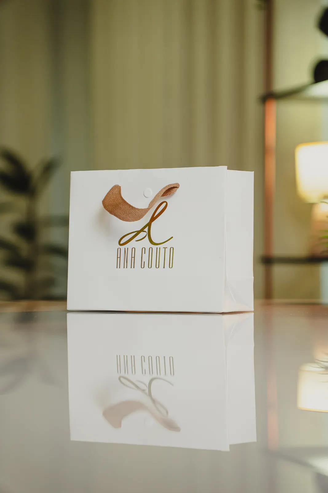 Sacola de papel branca personalizada Ana Couto com logo metalizado
