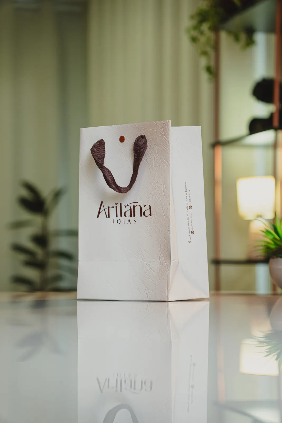 Sacola de papel branca personalizada Aritana Joias com alça de gorgurão