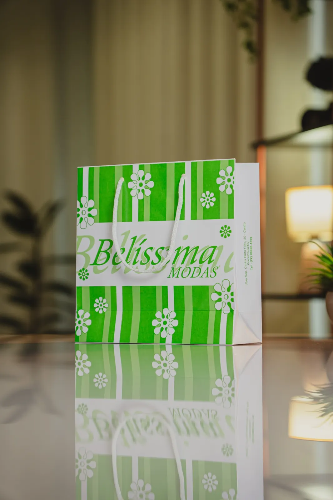 Sacola de papel Belíssima Modas impressa nas cores da marca, casadas na escala Pantone