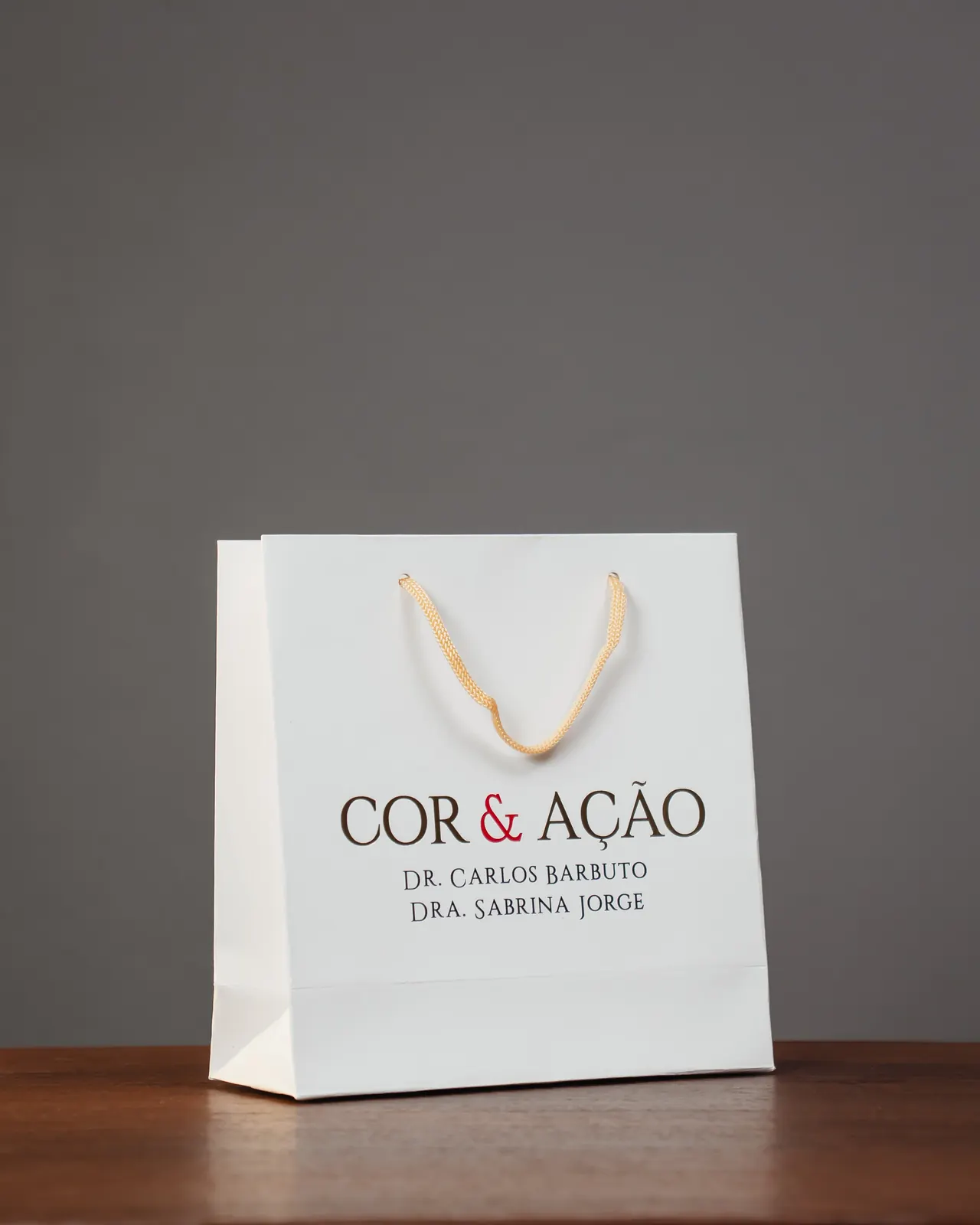 Sacola de papel branca personalizada Cor & Ação com alça de gorgurão