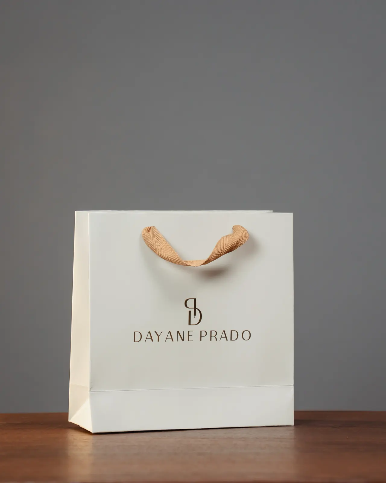 Sacola de papel clara personalizada Dayane Prado com alça de gorgurão