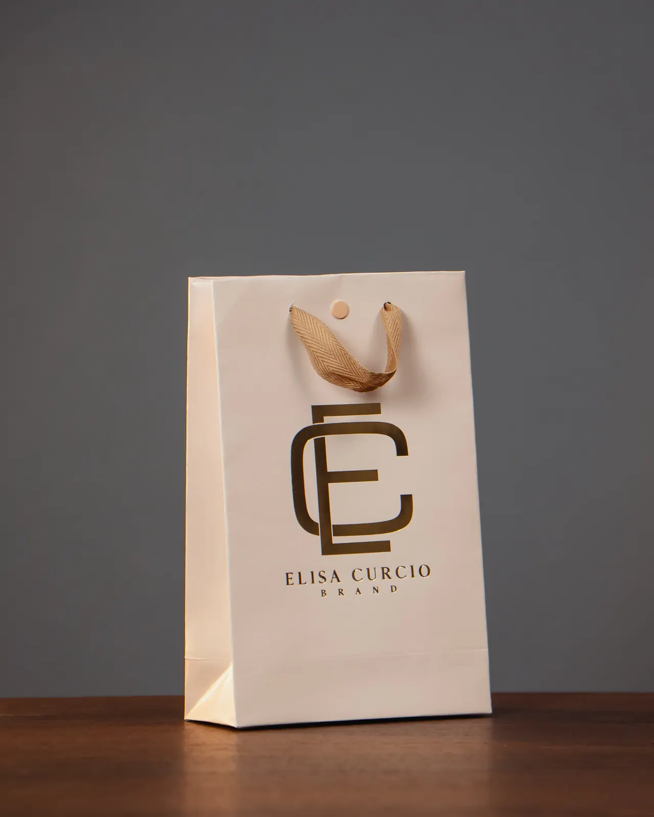 Sacola de papel clara personalizada Elisa Curcio Brand