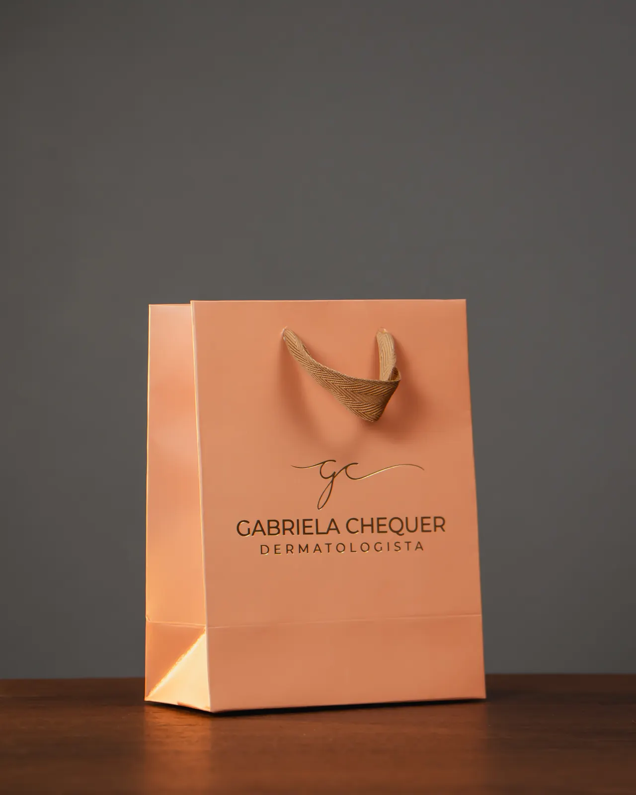 Sacola de papel salmão personalizada Gabriela Chequer Dermatologista