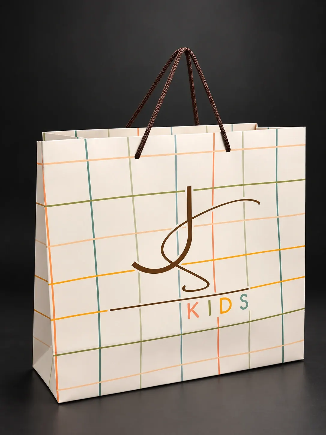 Sacola de papel infantil JS Kids com estampa xadrez em tons suaves