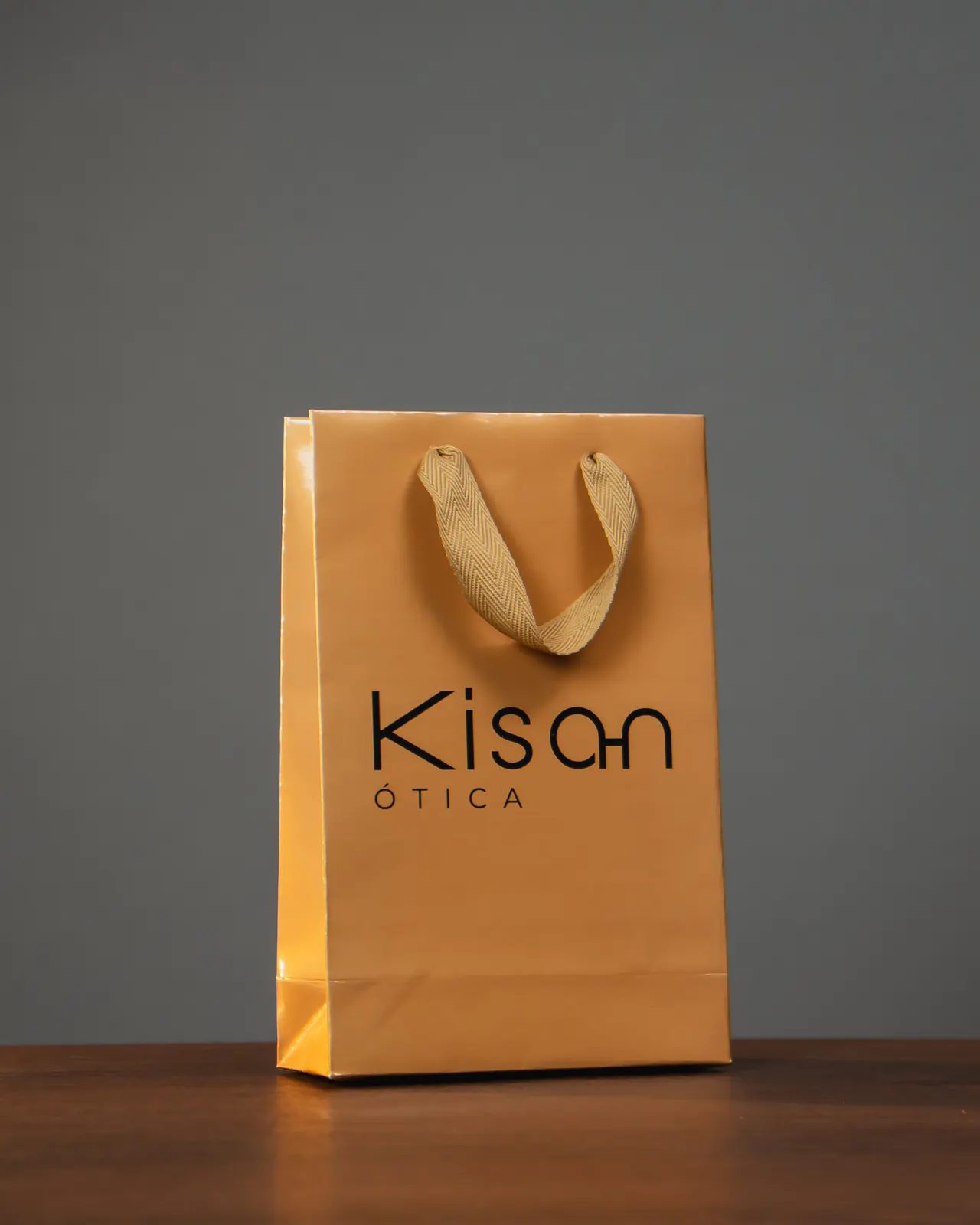 Sacola de papel dourada personalizada Kisan Ótica