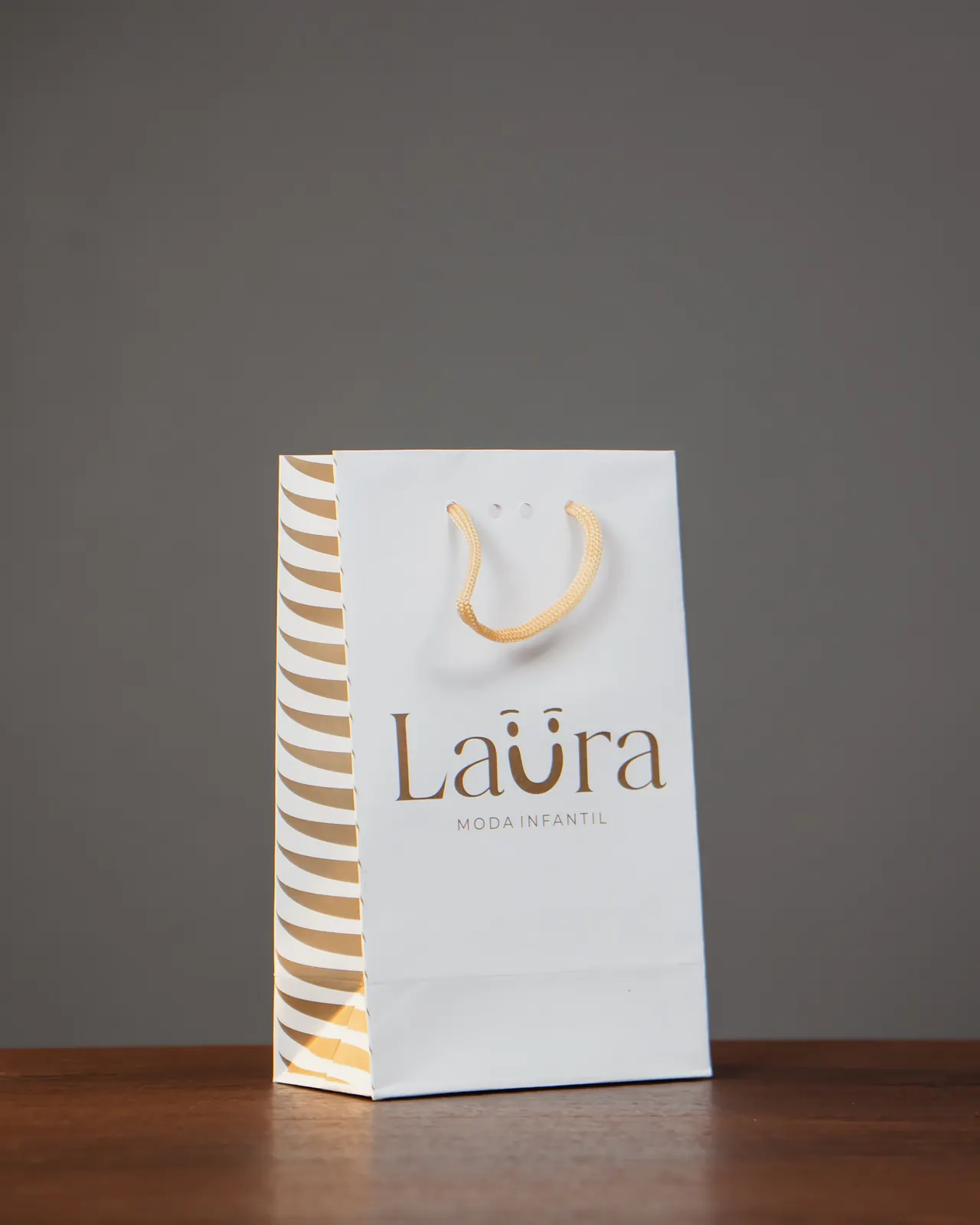Sacola de papel branca listrada personalizada Laura