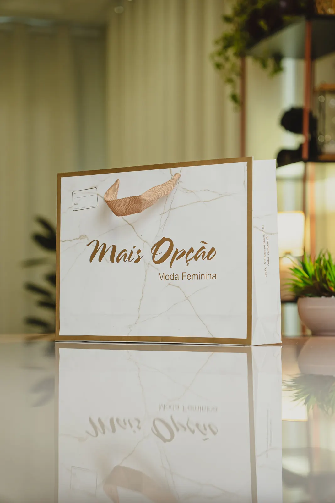 Sacola de papel branca marmorizada personalizada Mais Opção Moda Feminina