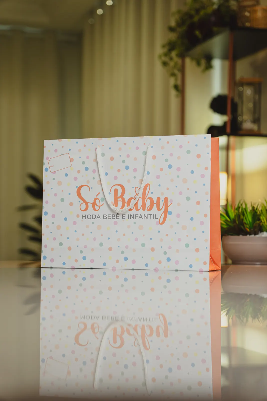 Sacola de papel com bolinhas coloridas personalizada Só Baby Moda Bebê e Infantil