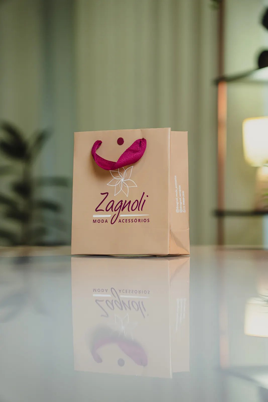 Sacola de papel nude personalizada Zagnoli Moda e Acessórios com alça de gorgurão