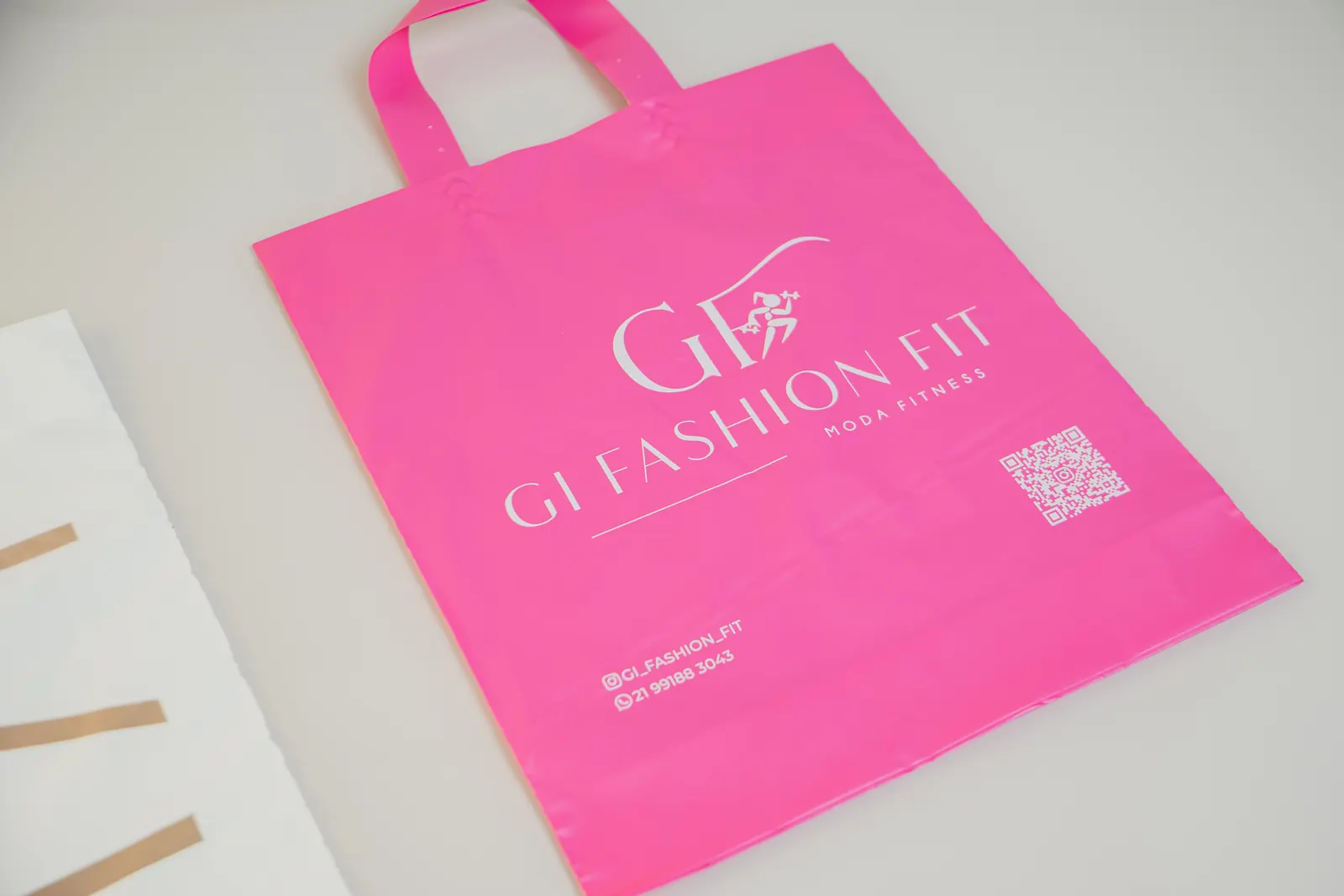 Sacola plástica pink personalizada GI Fashion Fit com alça fita