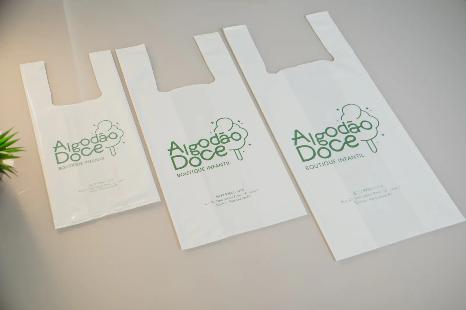 Sacolas plásticas brancas tipo camiseta personalizadas Algodão Doce Boutique Infantil em três tamanhos