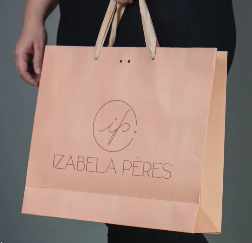 Sacola de papel rosé personalizada Izabela Péres