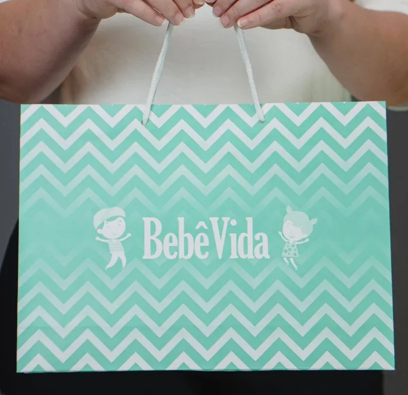 Sacola de papel azul com chevron personalizada BebêVida